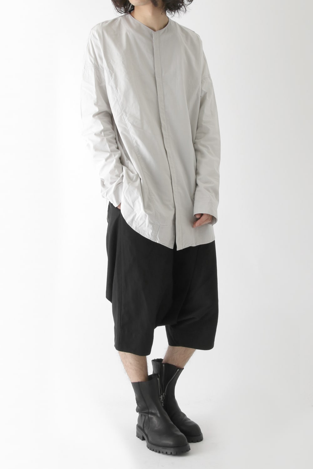 SEAMED COLLARLESS SHIRT