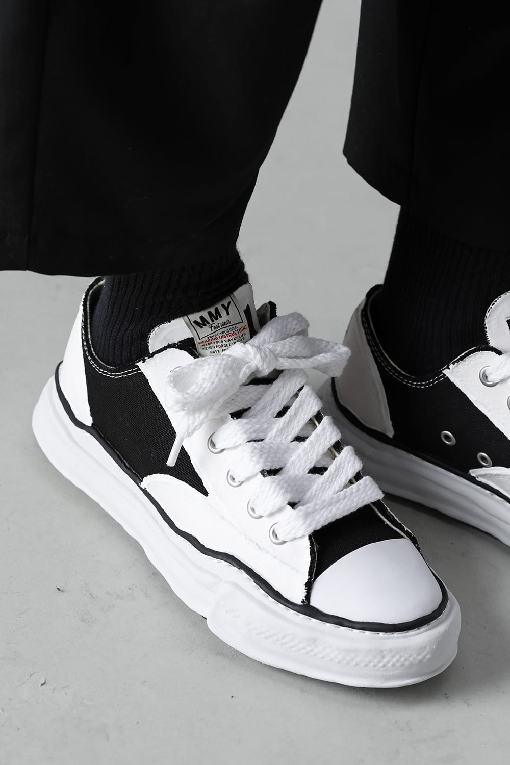 PETERSON Low Original sole rubber painted canvas Low-Top sneakers Black / White