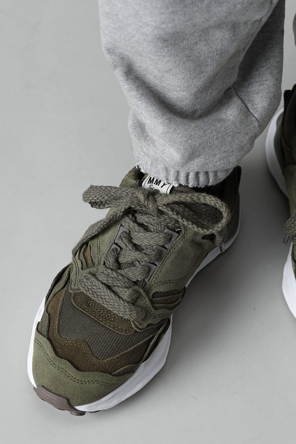 Original sole Broken detail Running sneakers Khaki