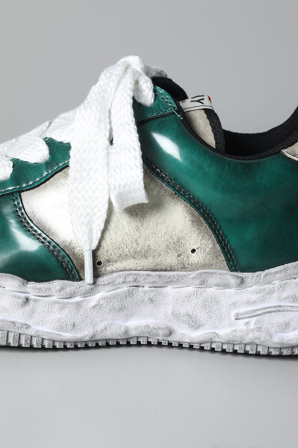 -ウェイン ロー- ブラッシュド パテント レザー スニーカー Green