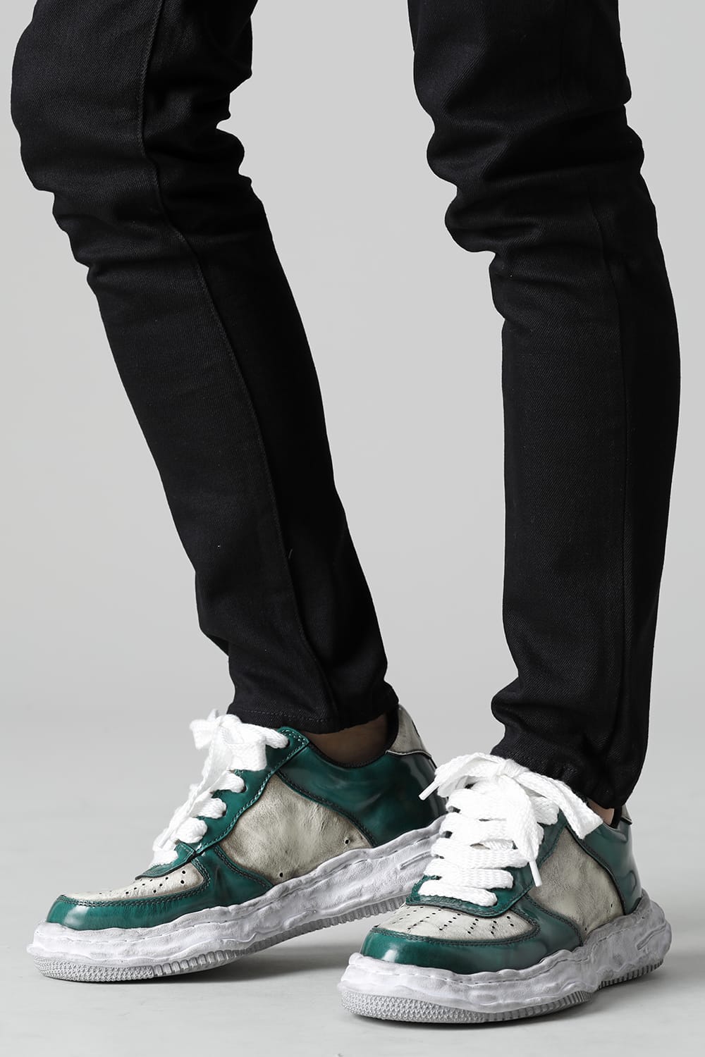 -ウェイン ロー- ブラッシュド パテント レザー スニーカー Green