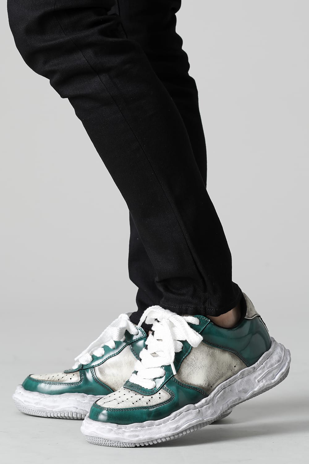 -ウェイン ロー- ブラッシュド パテント レザー スニーカー Green