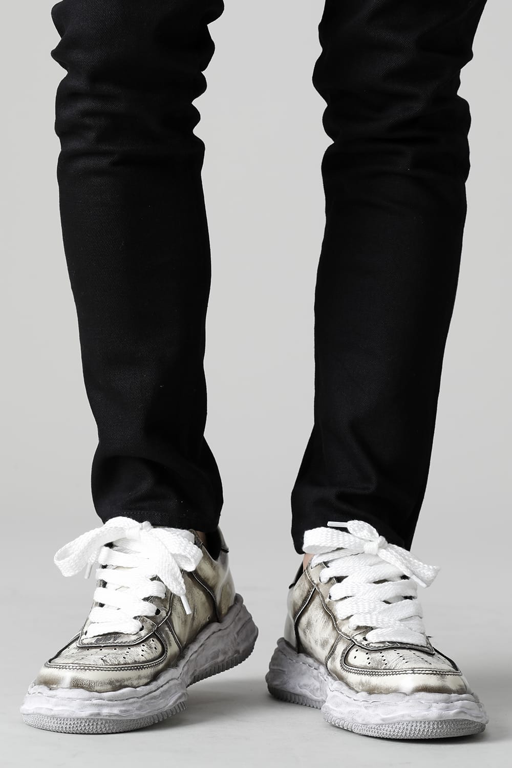 -ウェイン ロー- ブラッシュド パテント レザー スニーカー White