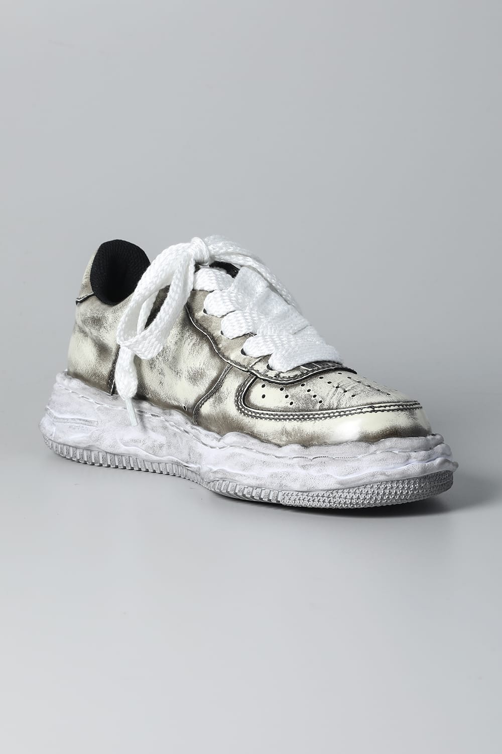 -ウェイン ロー- ブラッシュド パテント レザー スニーカー White