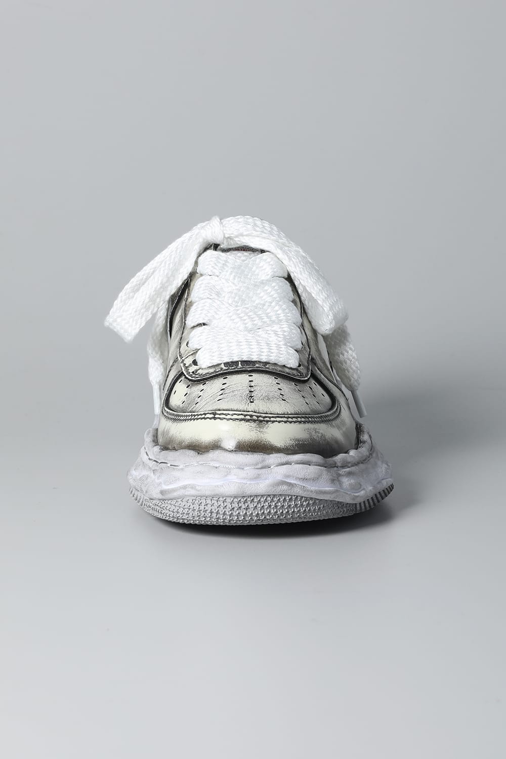 -ウェイン ロー- ブラッシュド パテント レザー スニーカー White