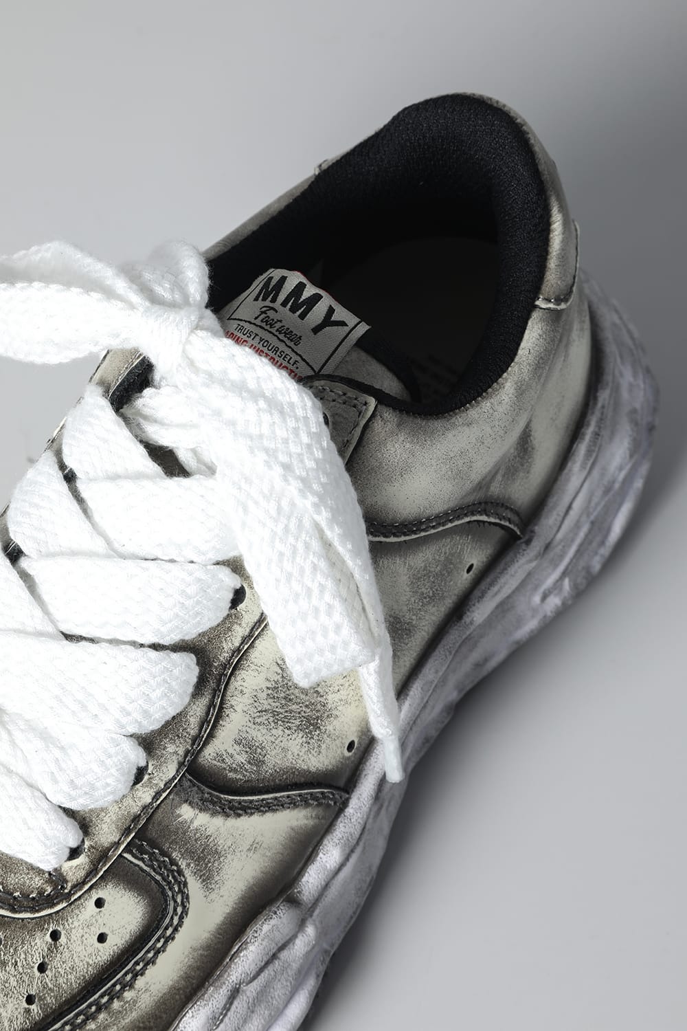 -ウェイン ロー- ブラッシュド パテント レザー スニーカー White