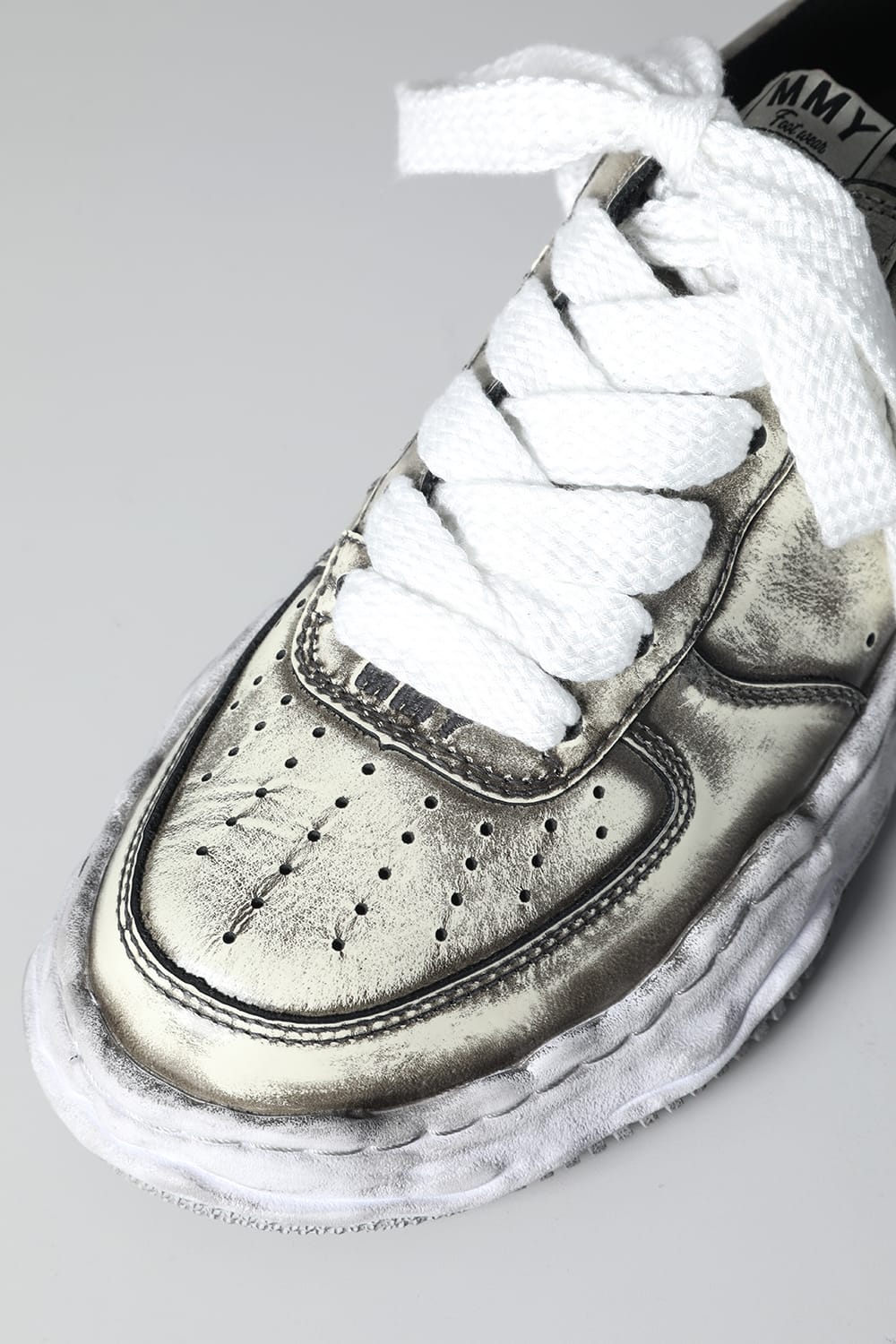 -ウェイン ロー- ブラッシュド パテント レザー スニーカー White