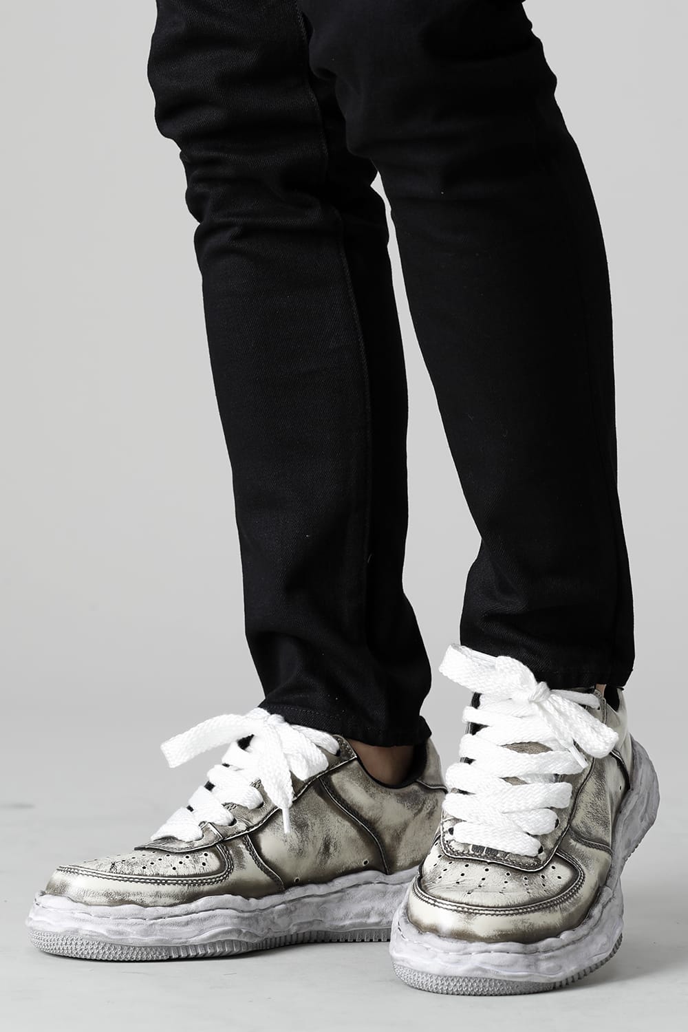 -ウェイン ロー- ブラッシュド パテント レザー スニーカー White