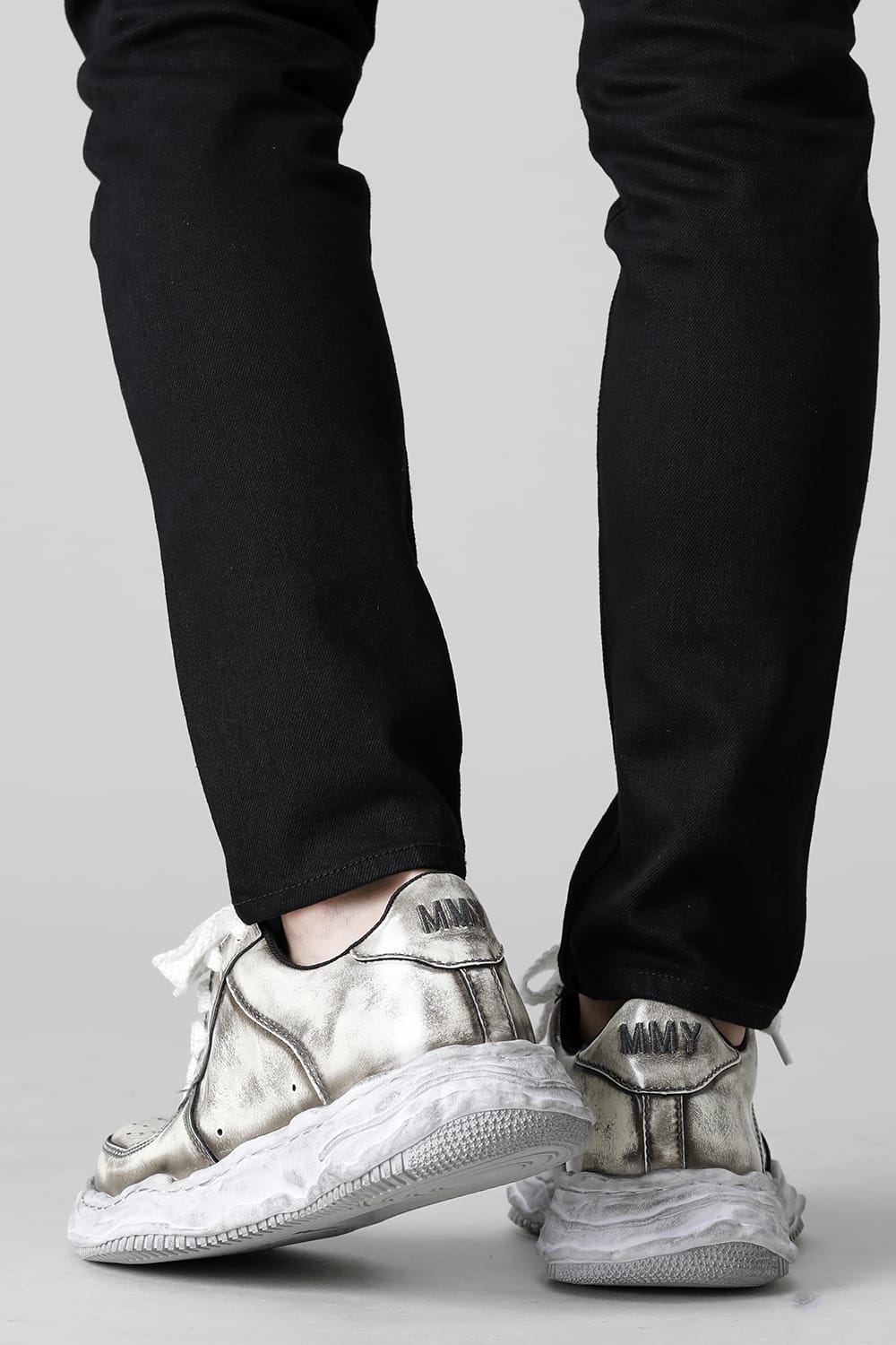 -ウェイン ロー- ブラッシュド パテント レザー スニーカー White