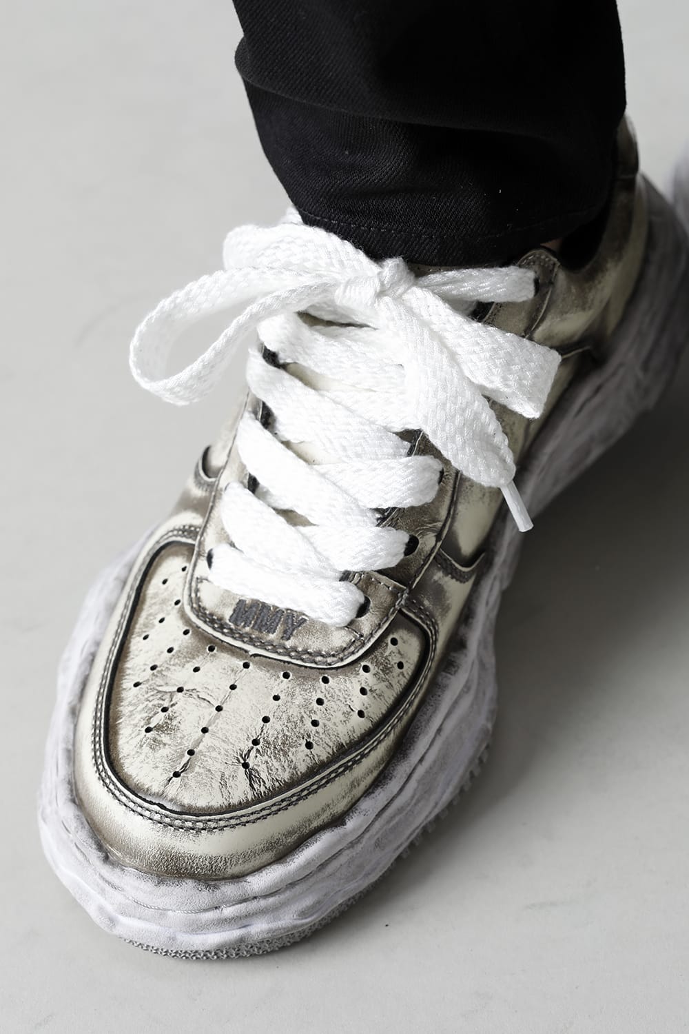 -ウェイン ロー- ブラッシュド パテント レザー スニーカー White