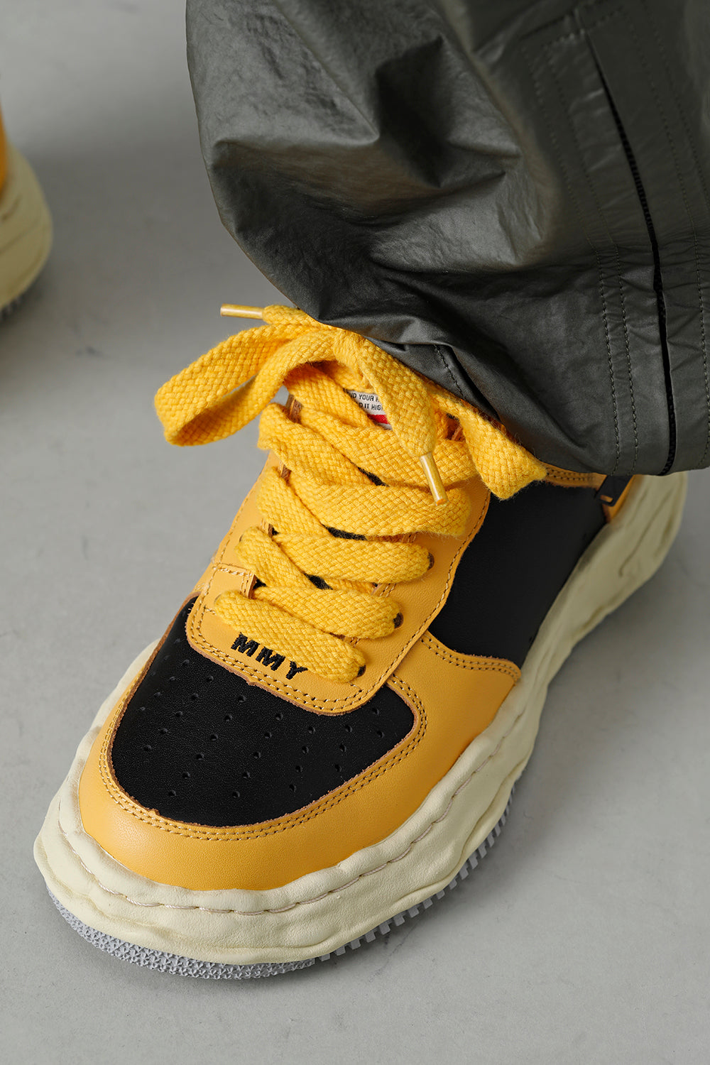 WAYNE Low leather Low-top sneakers Vintage Like Sole Yellow / Black