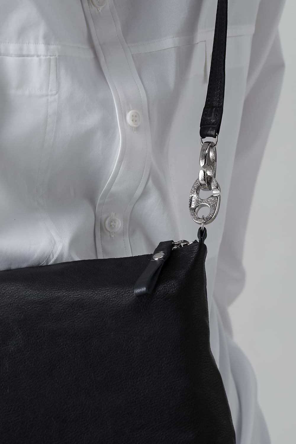 ワントーン ポーチ ショルダー マットシュリンク ブラック