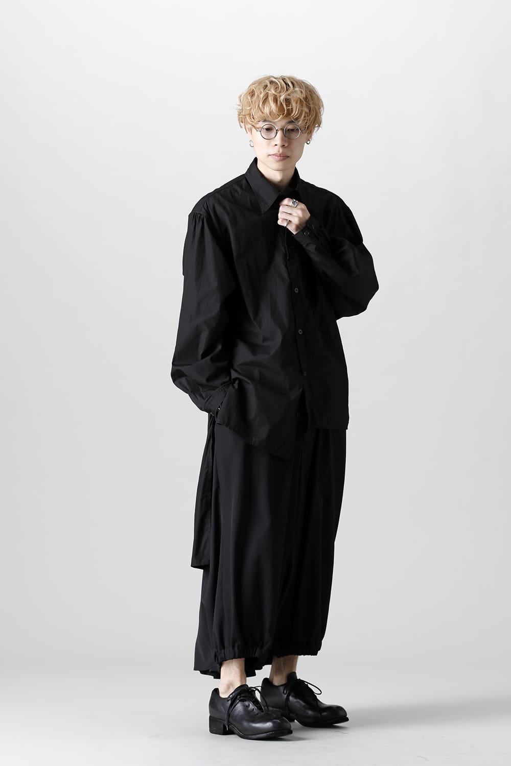 前裾段違い 環縫いブラウス ブラック