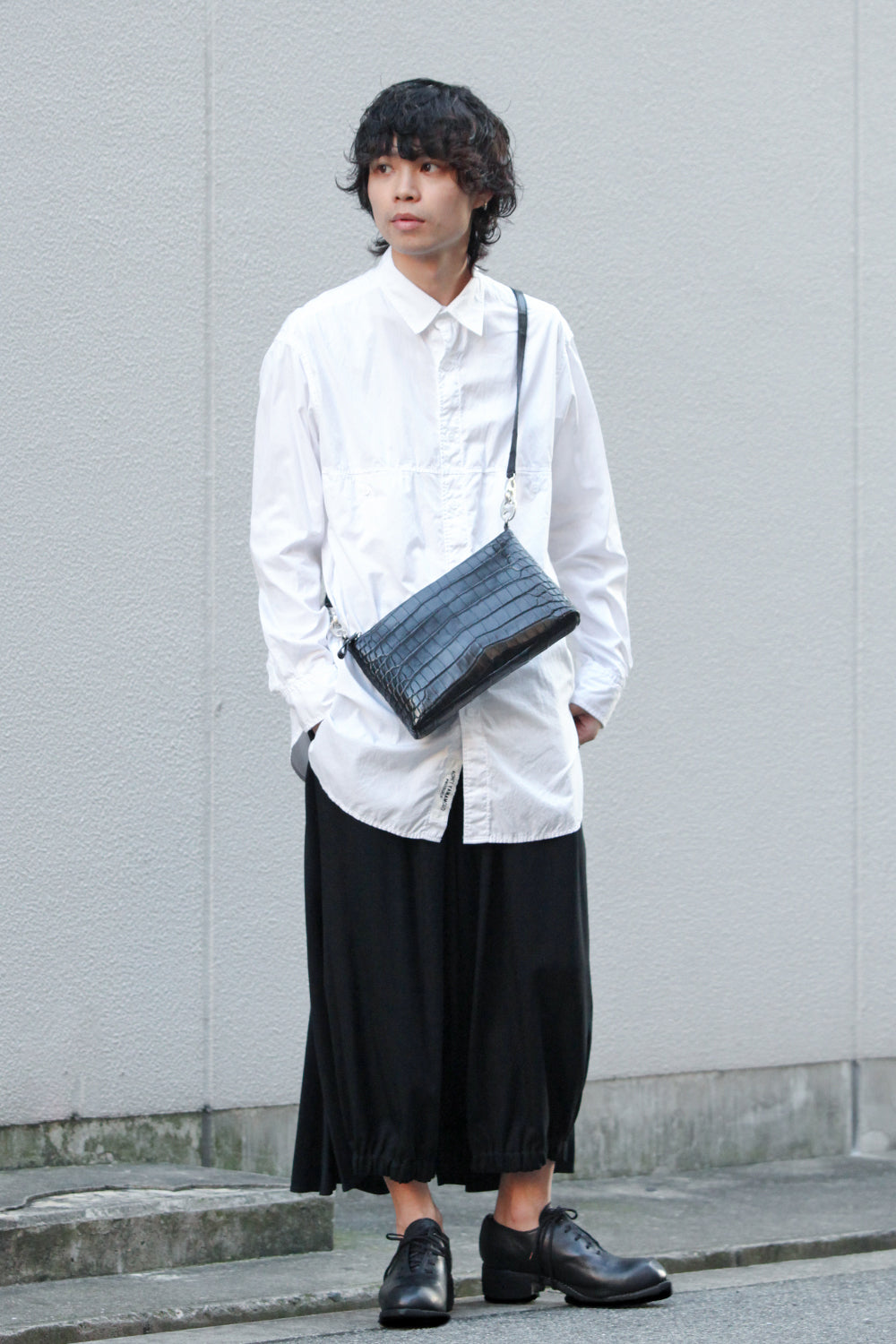 1 Tone Punch Shoulder - Crocodile Leather Black