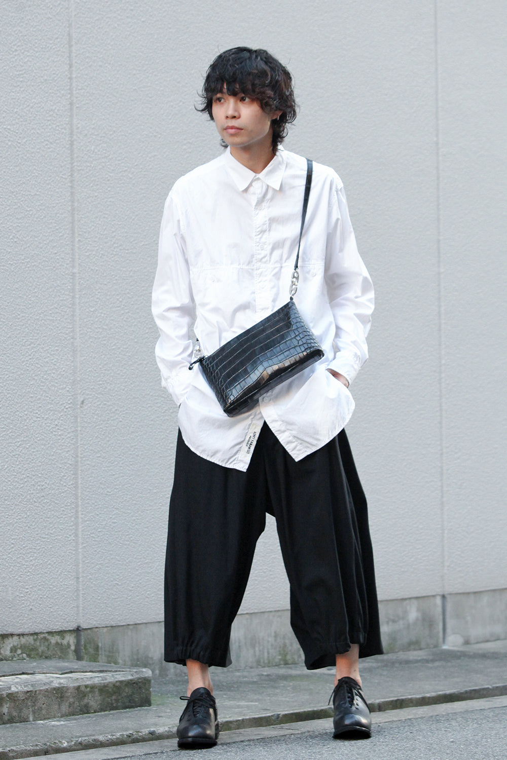 1 Tone Punch Shoulder - Crocodile Leather Black