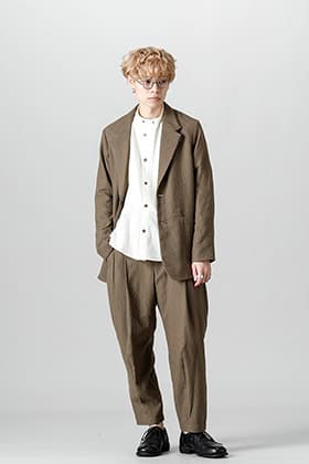 DEVOA グレイベージュカラーのセットアップスタイル