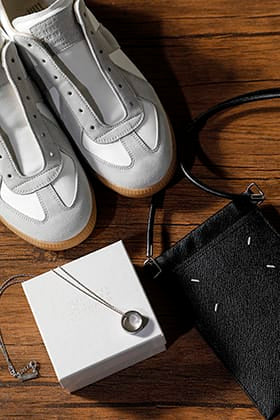 Maison Margiela 新作より「スニーカー・携帯電話ポーチ・ネックレス」をご紹介！