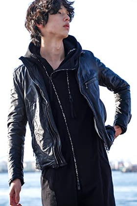 The Viridi-anne × D.HYGEN 2022-23AW All-in-one all-black styling