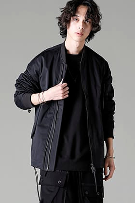 The Viridi-anne x WERKSTATT:MÜNCHEN Jewelry mix styling of water-repellent bomber jacket