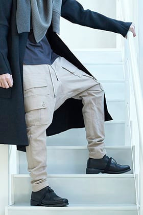 DEVOA 22-23AW カーゴパンツとセミハイネックTシャツのスタイリング