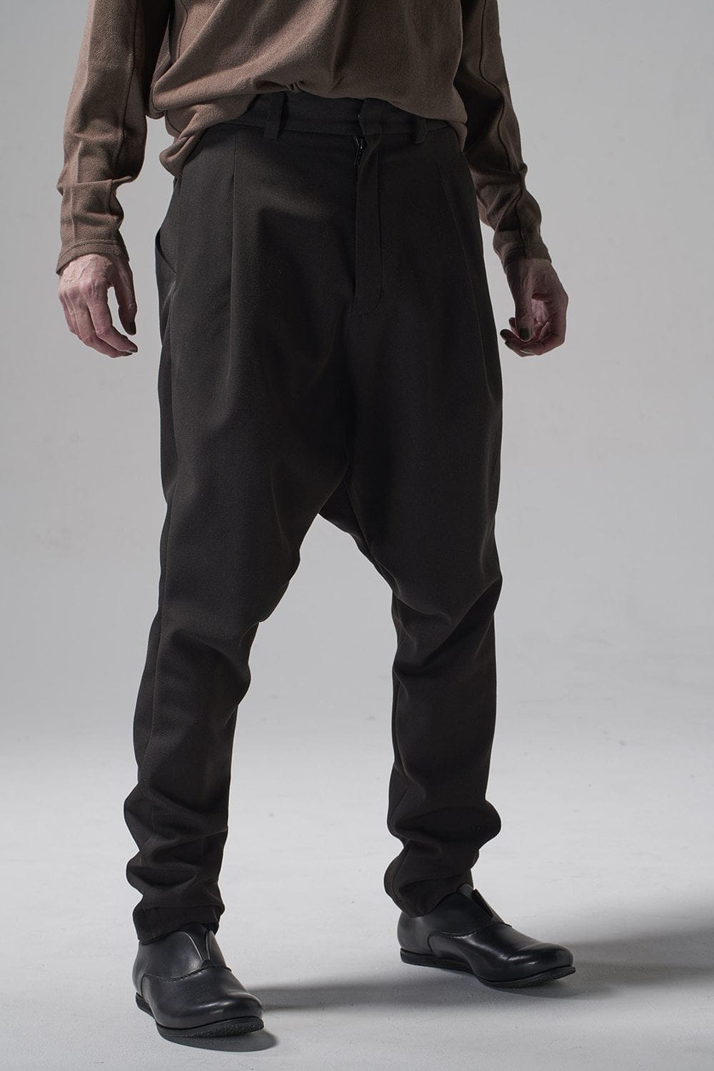 ドロップ クロッチパンツ スカルプチュア ウールギャバジン