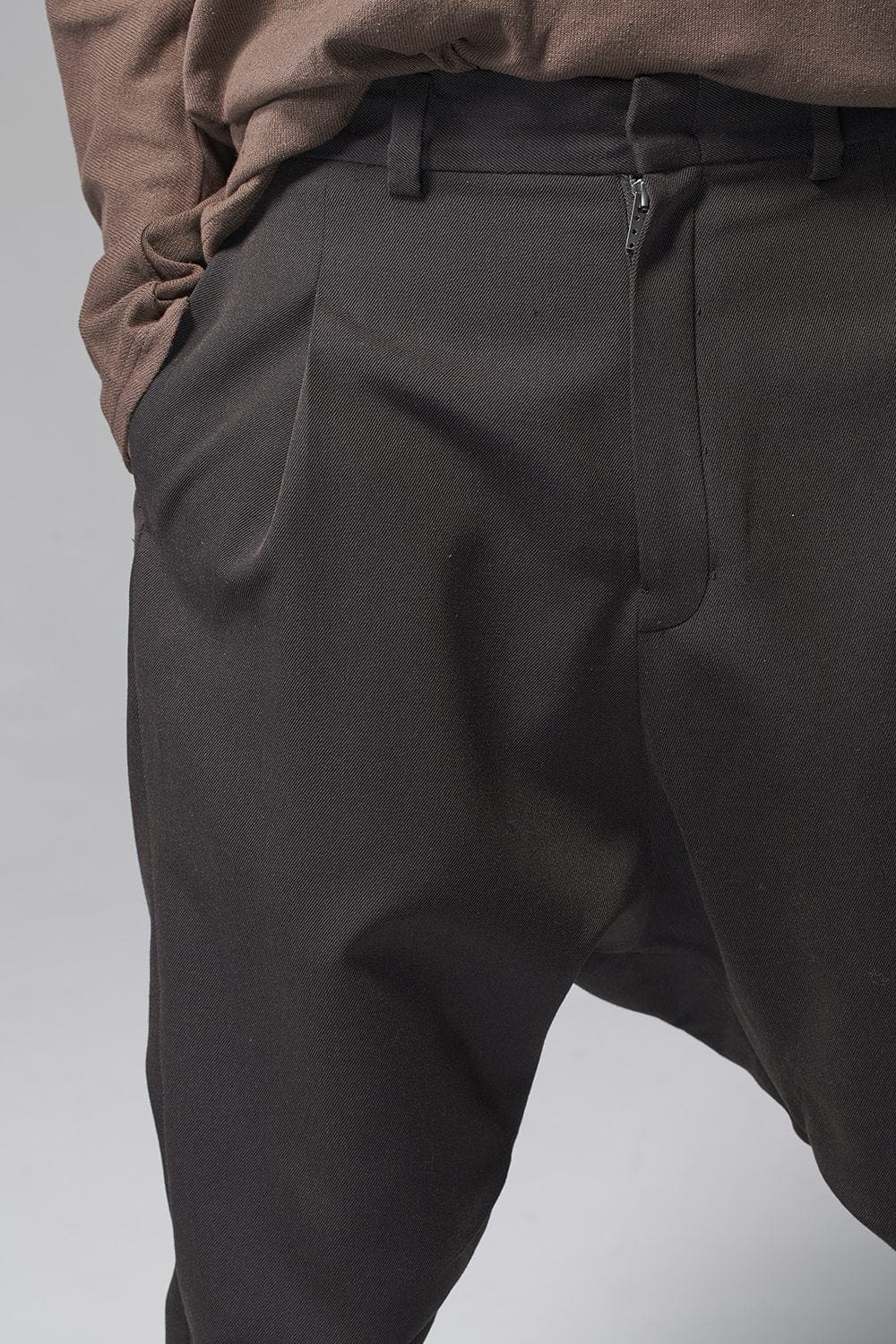 ドロップ クロッチパンツ スカルプチュア ウールギャバジン