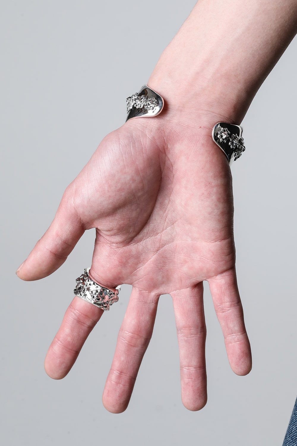 フラワー E バングル