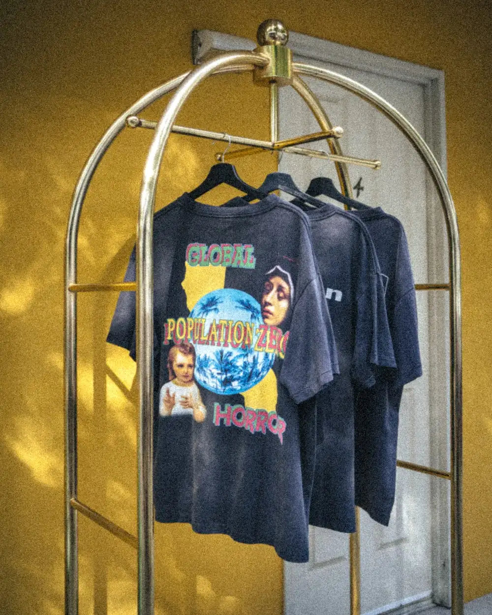 ON EARTH Short sleeve T-shirt