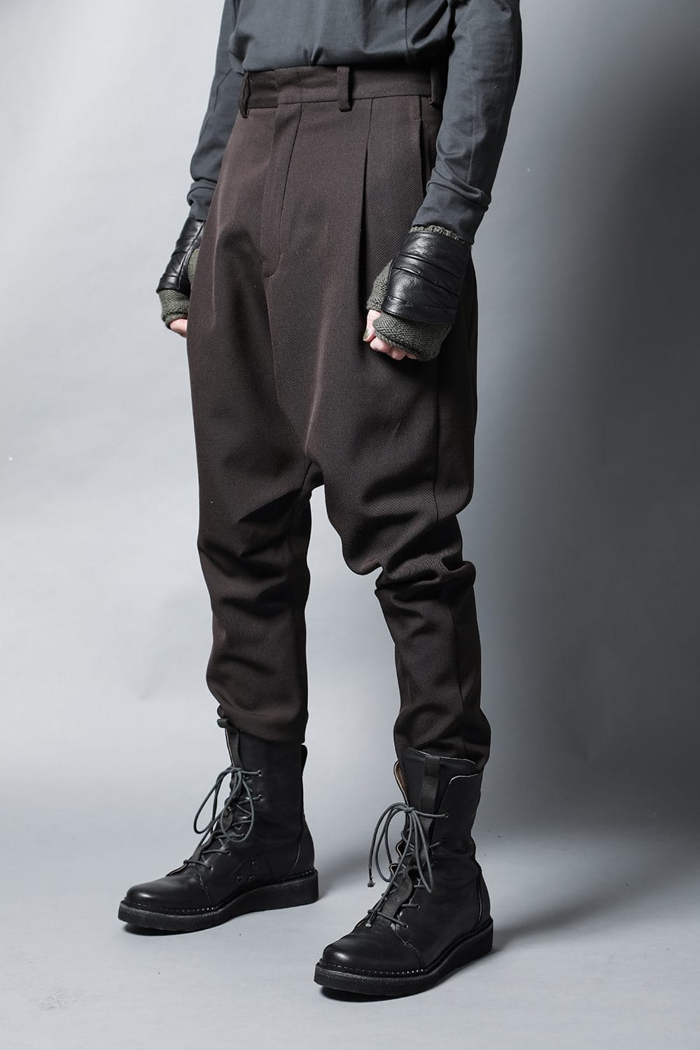 ドロップ クロッチパンツ スカルプチュア ウールギャバジン