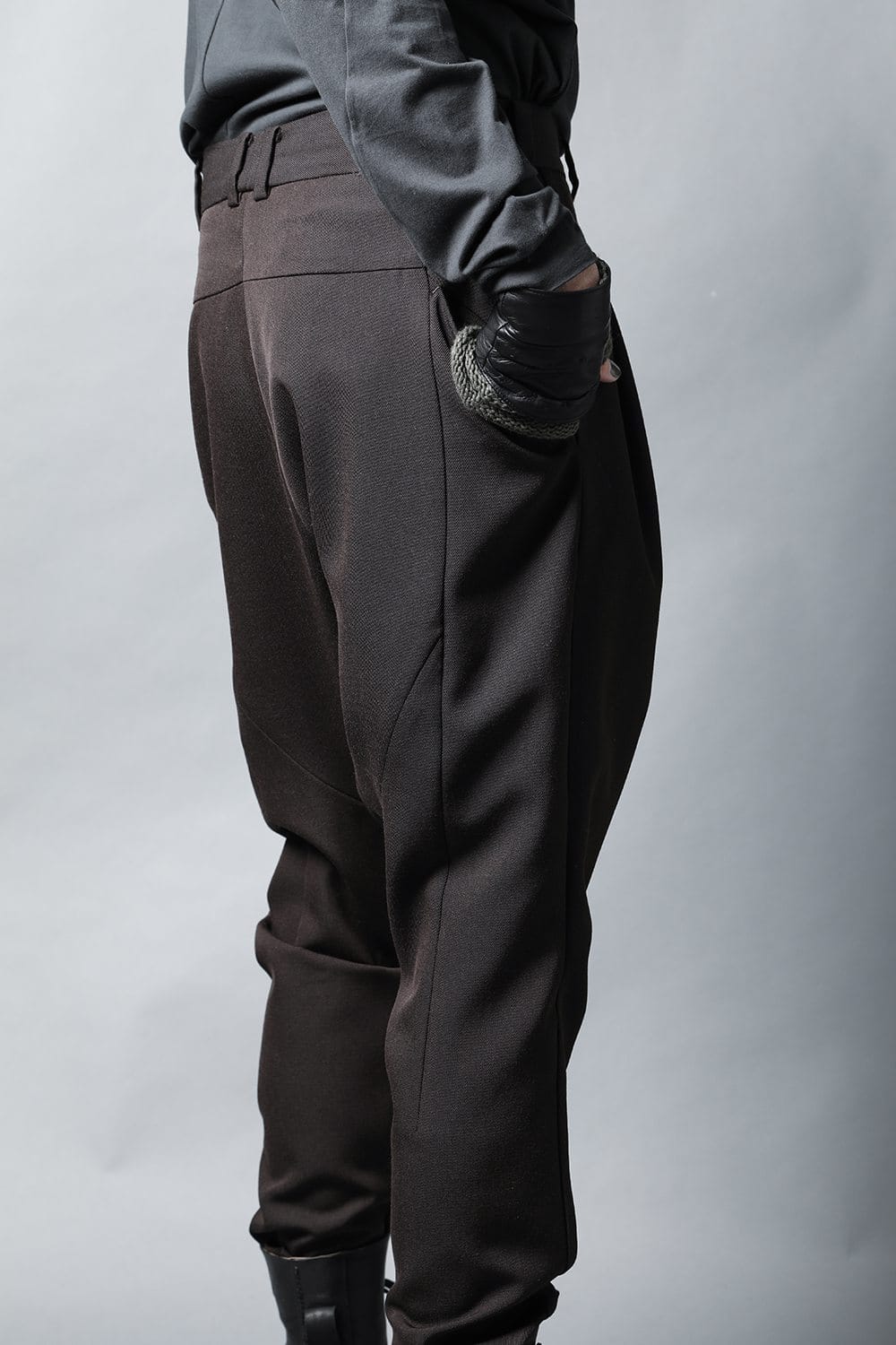 ドロップ クロッチパンツ スカルプチュア ウールギャバジン