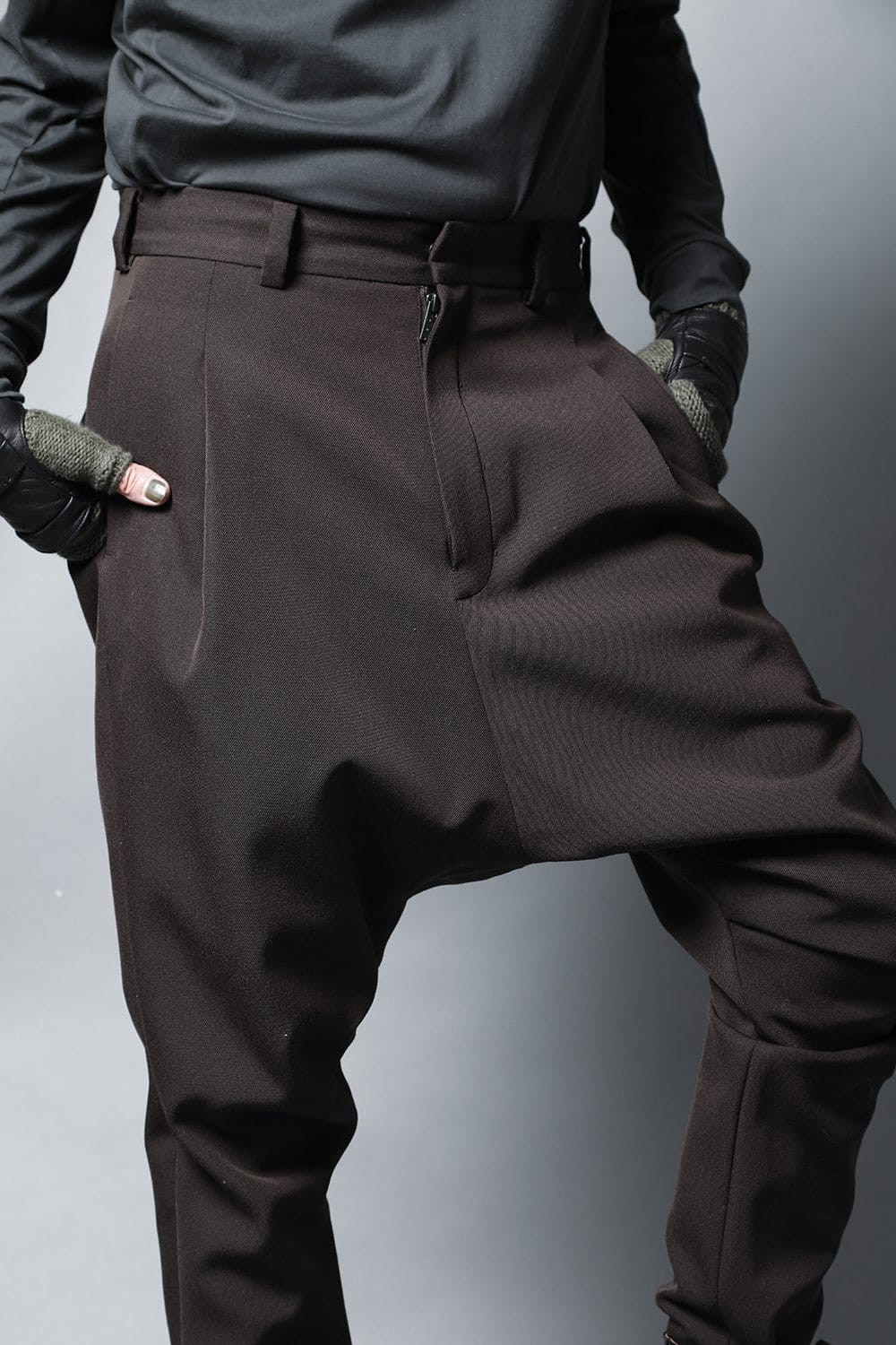 ドロップ クロッチパンツ スカルプチュア ウールギャバジン