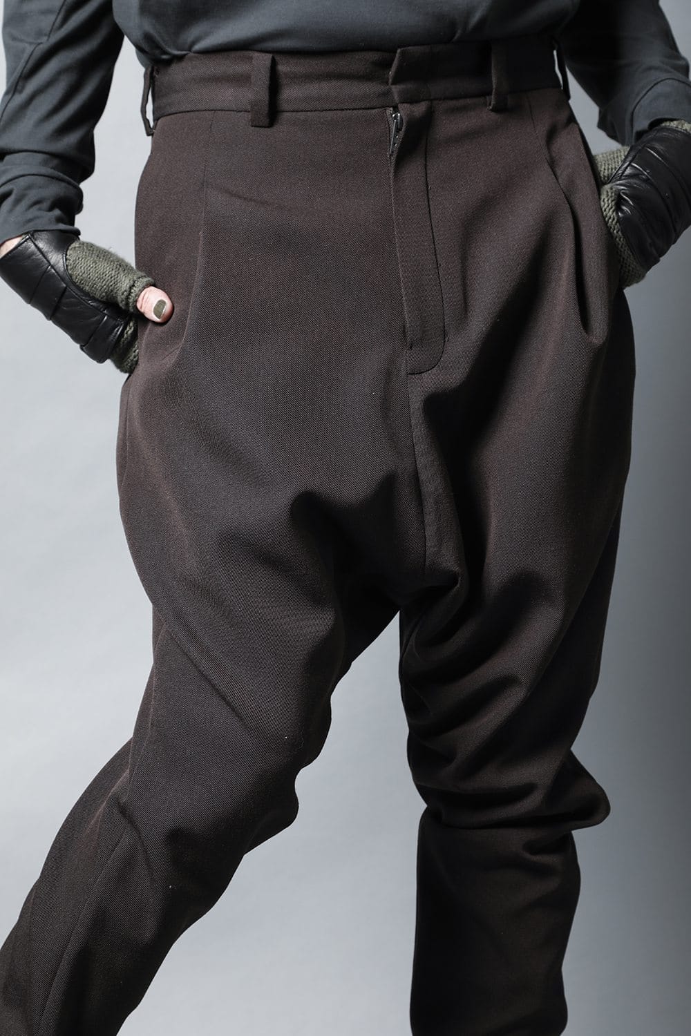 ドロップ クロッチパンツ スカルプチュア ウールギャバジン