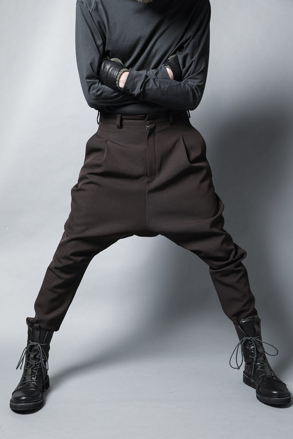 ドロップ クロッチパンツ スカルプチュア ウールギャバジン