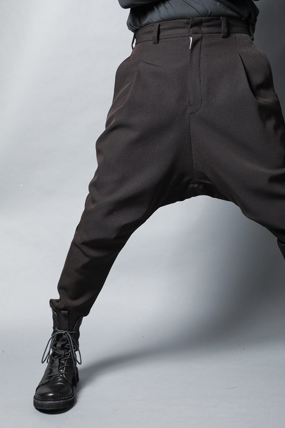 ドロップ クロッチパンツ スカルプチュア ウールギャバジン