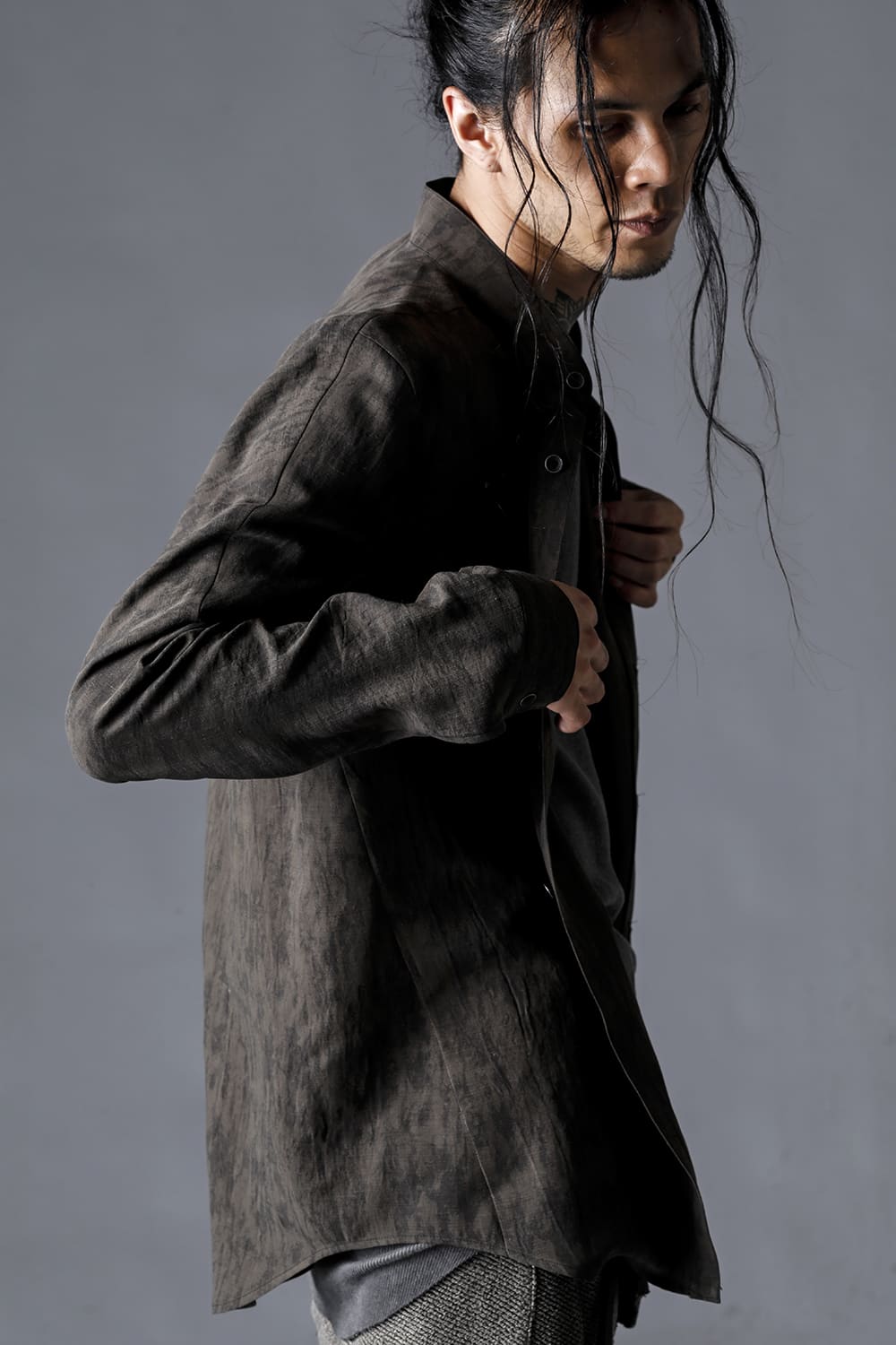 Linen And Rayon Salt Shrink-Dyed Banded Collar Shirt Charcoal