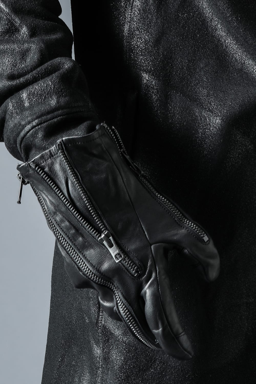 NUDE: mm x D. HYGEN Collaboration Horse Leather Multi-Zip Glove