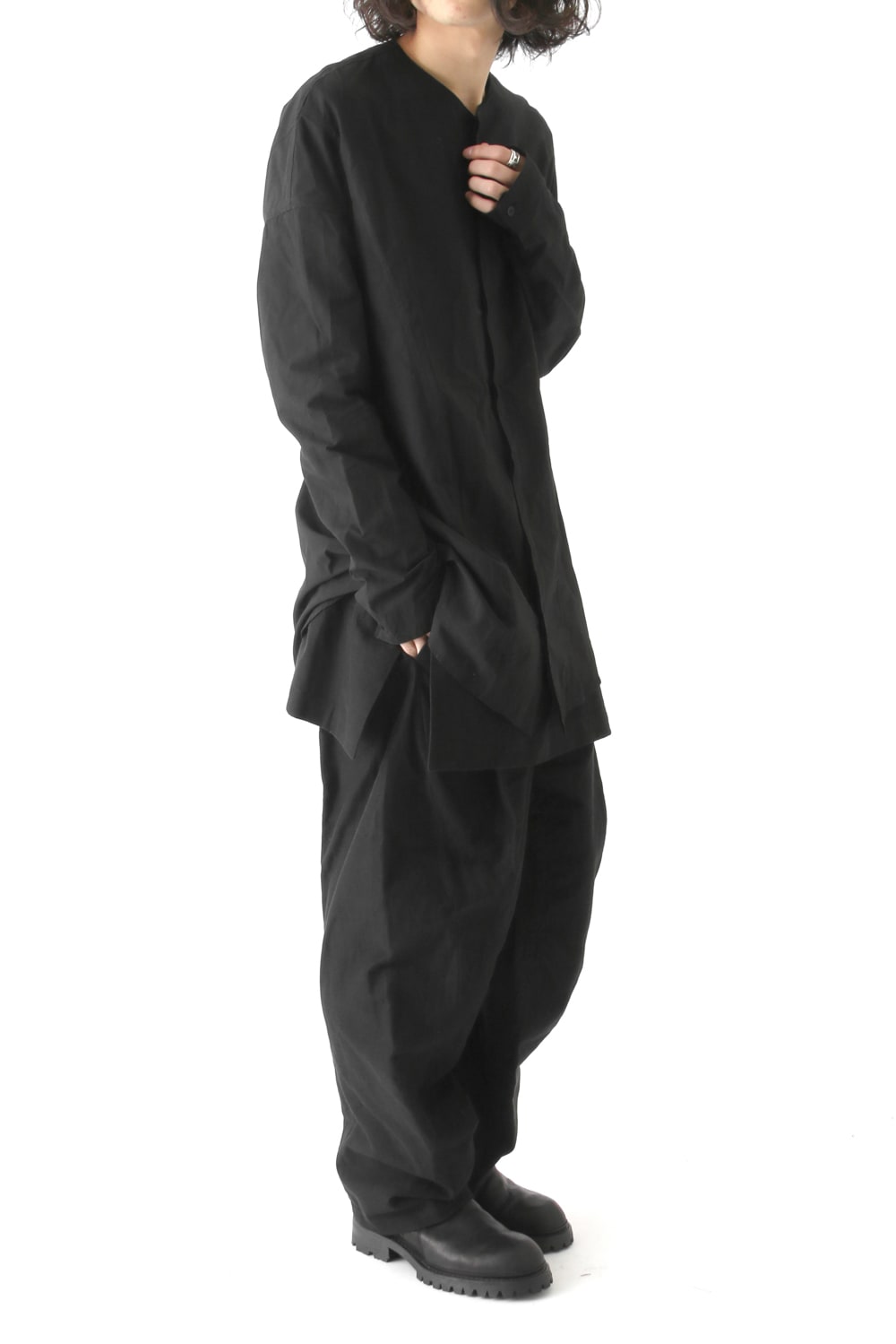 SEAMED COLLARLESS SHIRT