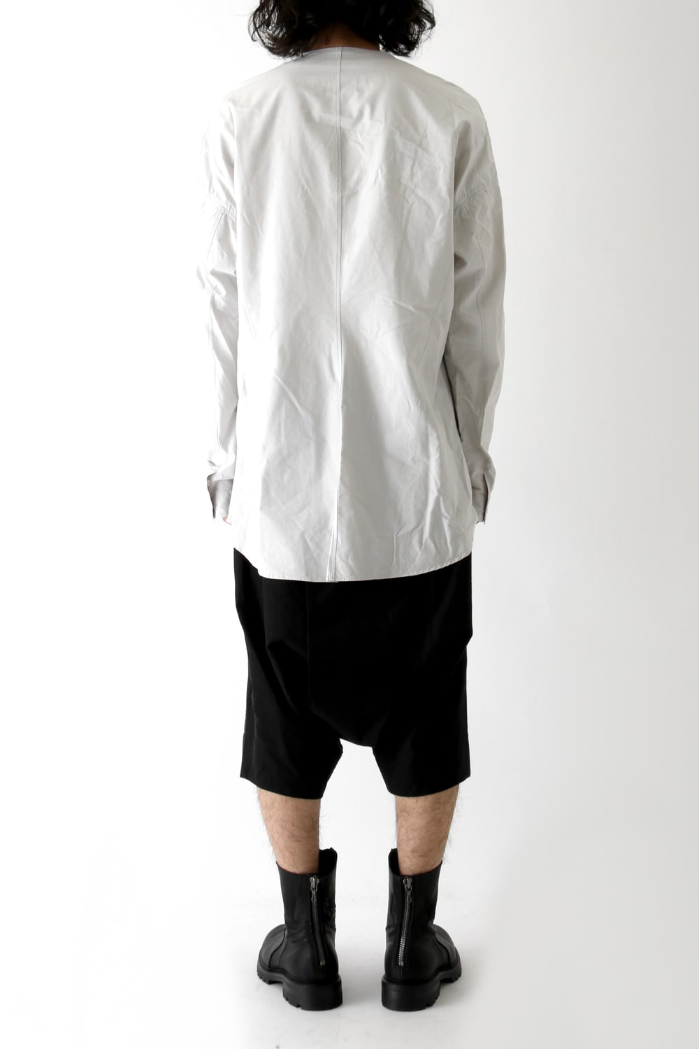 SEAMED COLLARLESS SHIRT