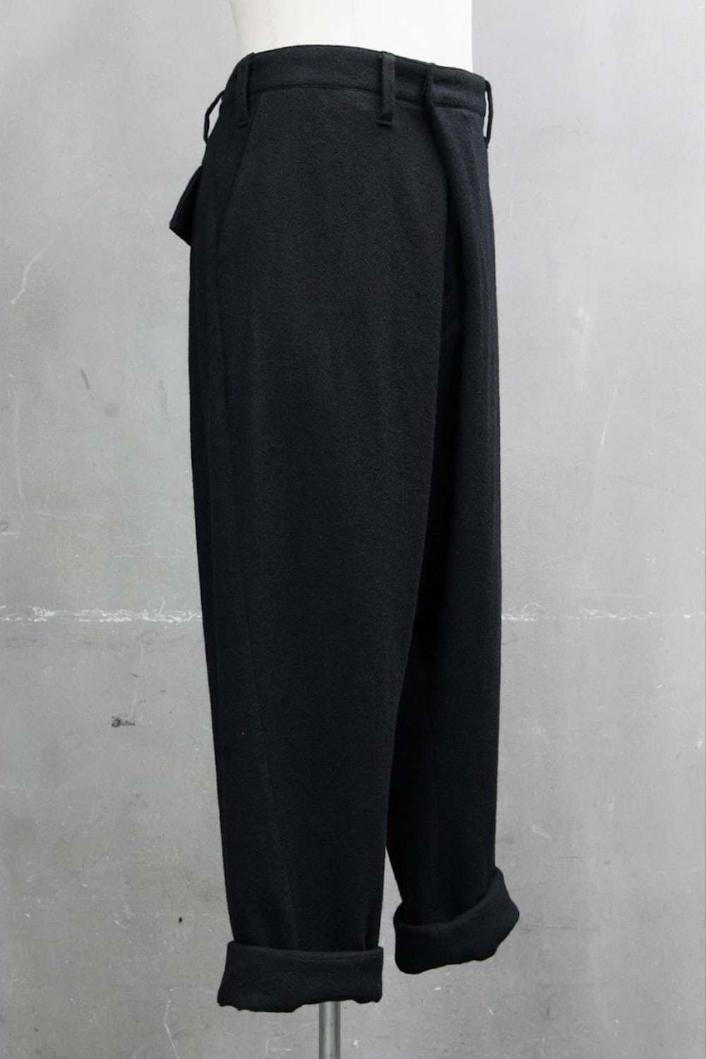 TUCK LOW CROTCH TROUSERS