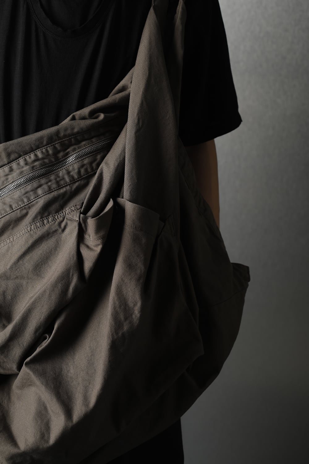 COTTON TWILL SACOCHE BAG KHAKI