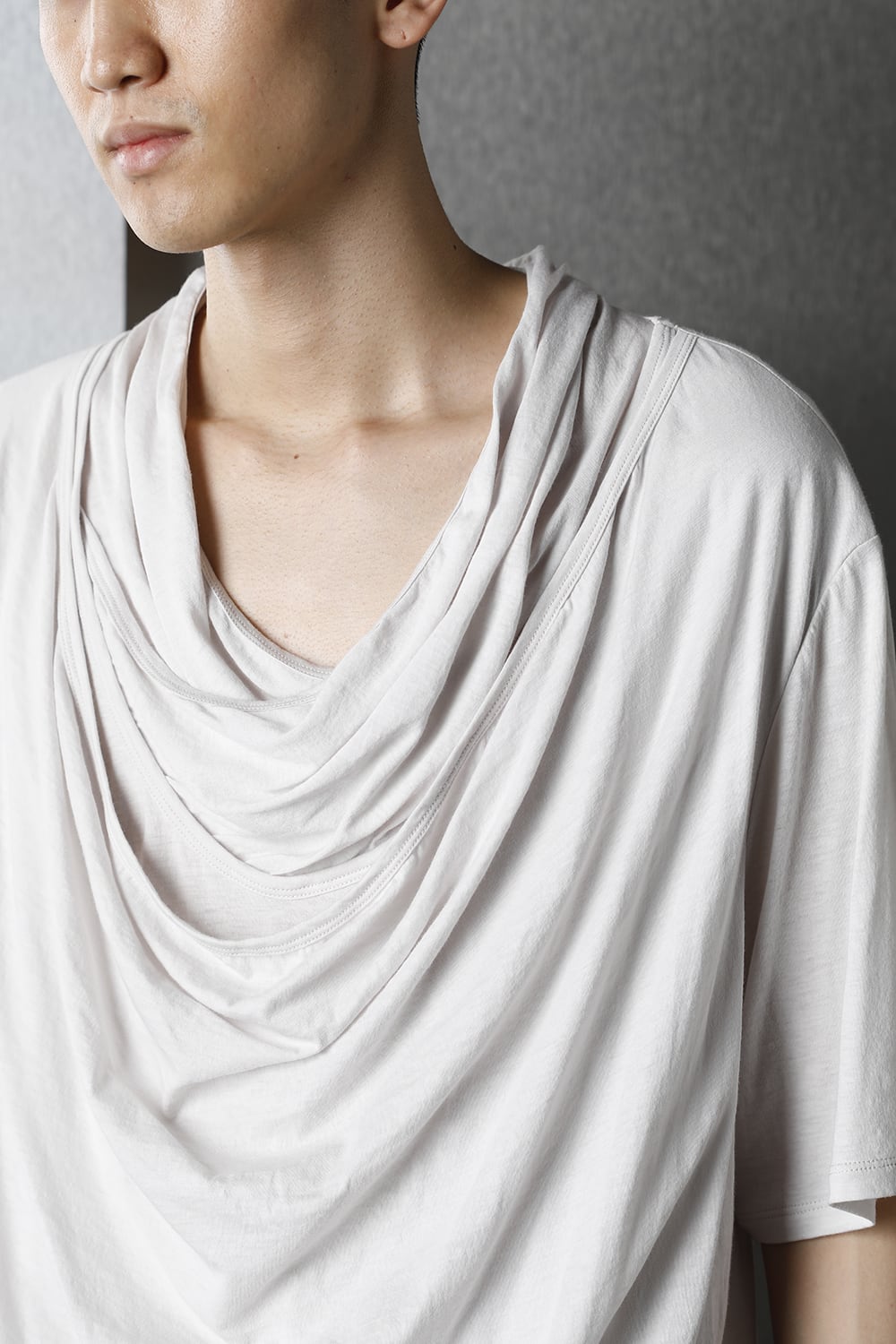 DRAPE NECK T-SHIRT PLASTER