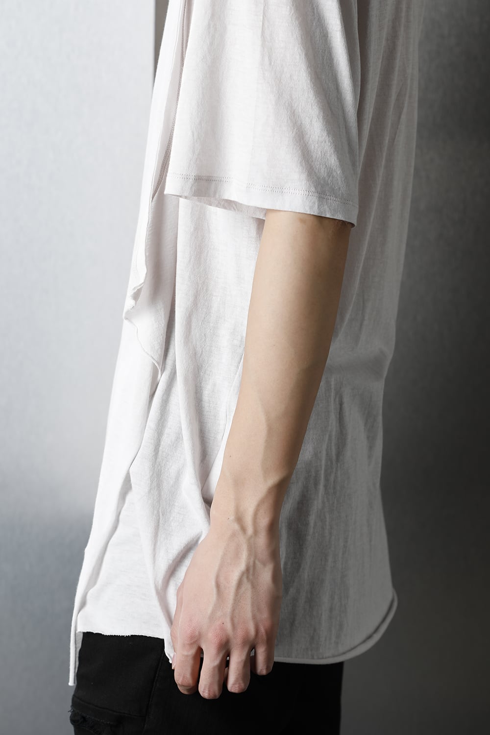 LAYERED NECK T-SHIRT PLASTER