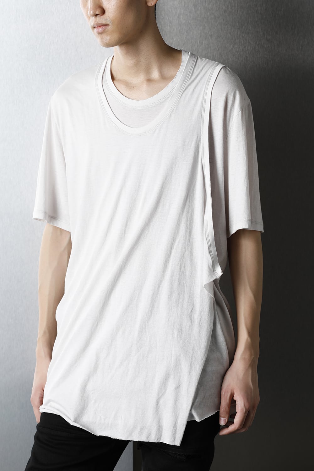 LAYERED NECK T-SHIRT PLASTER