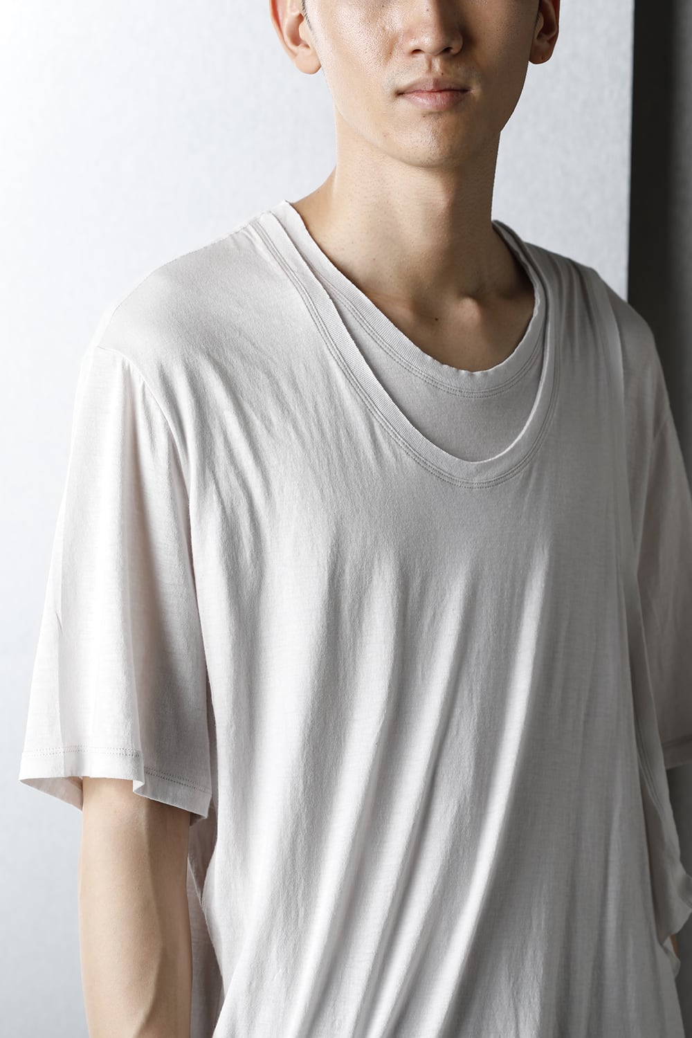 LAYERED NECK T-SHIRT PLASTER