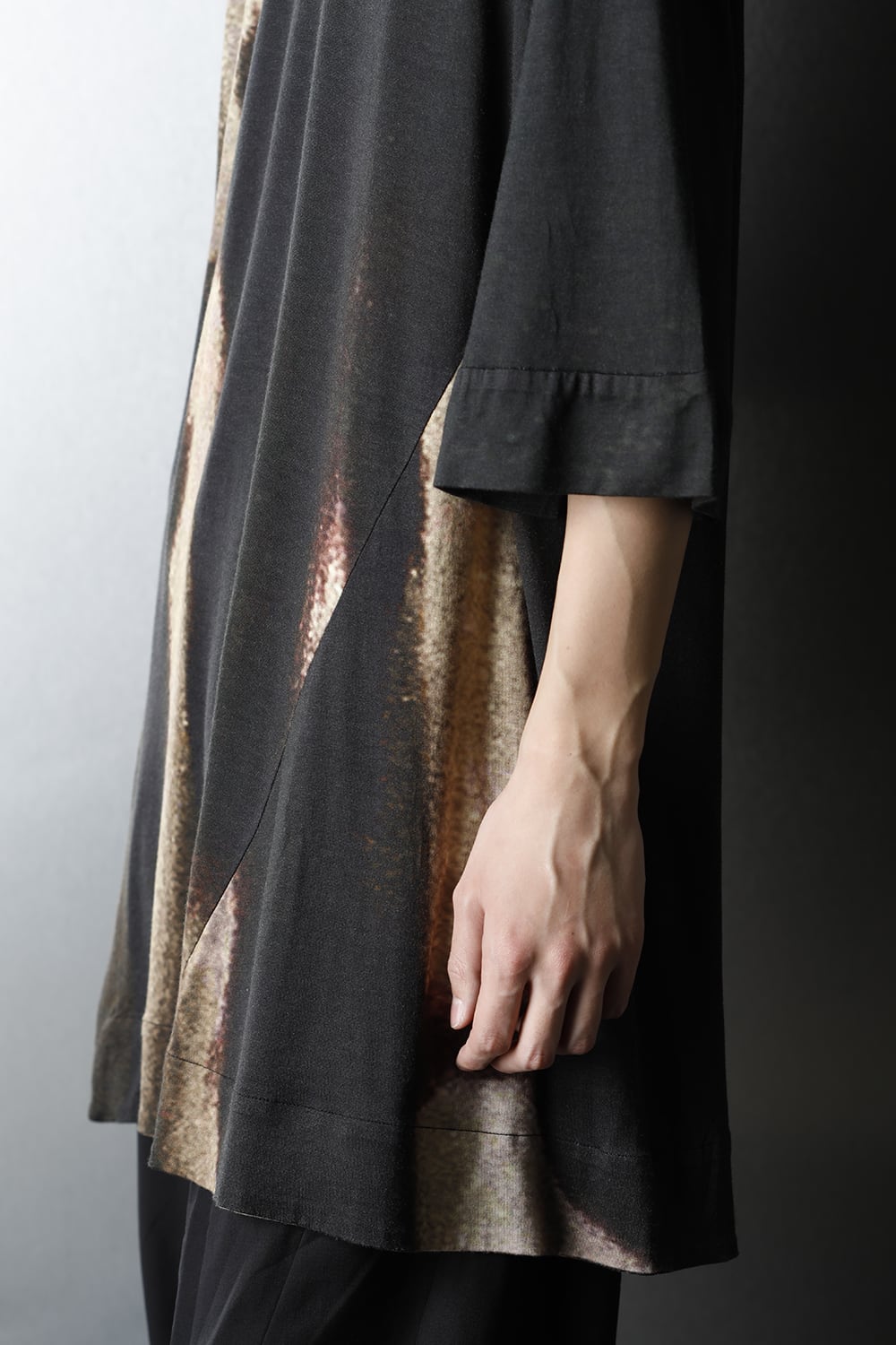 Dilated print LS T-shirts Black