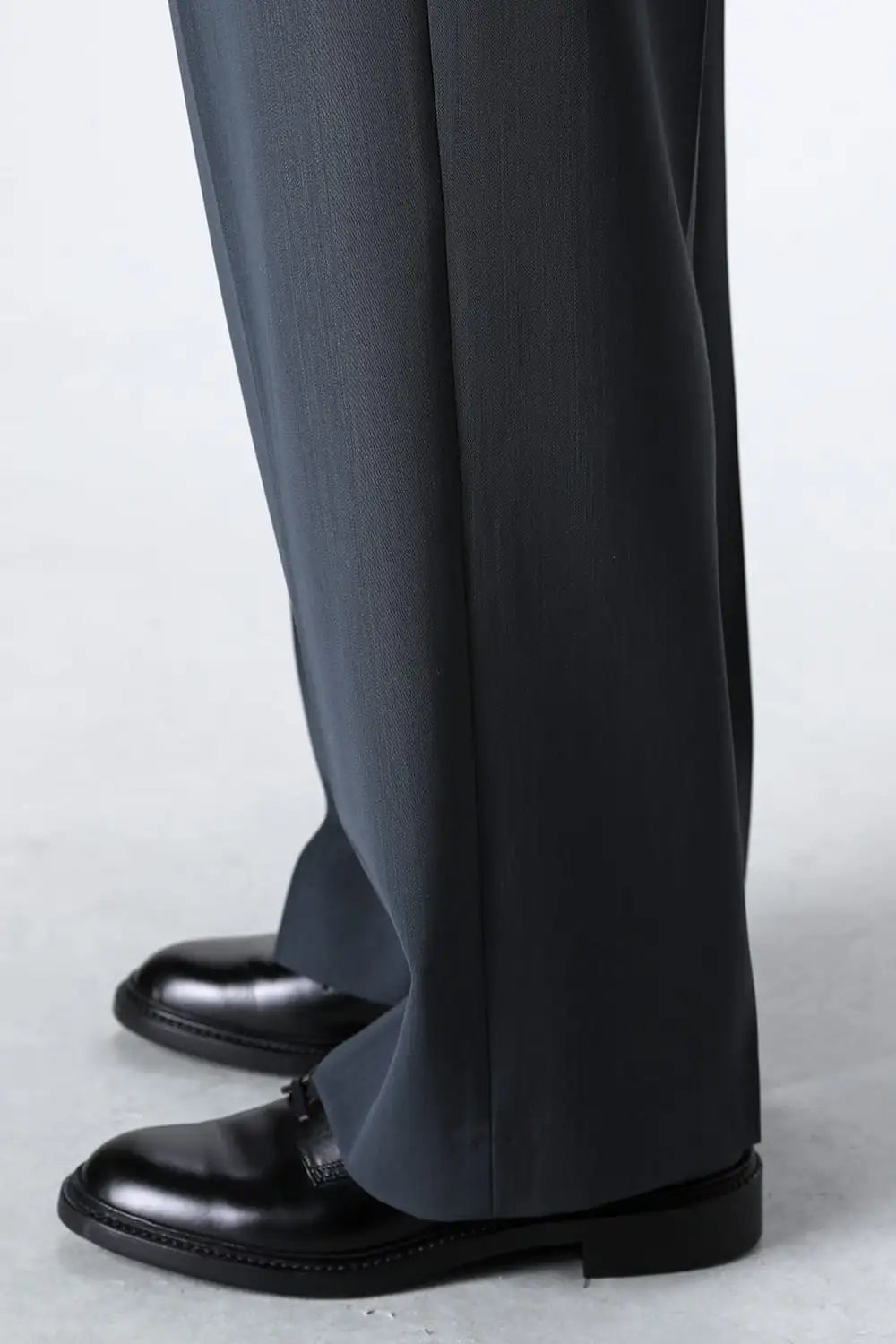 Two Tucks Wide Trousers Charcoal