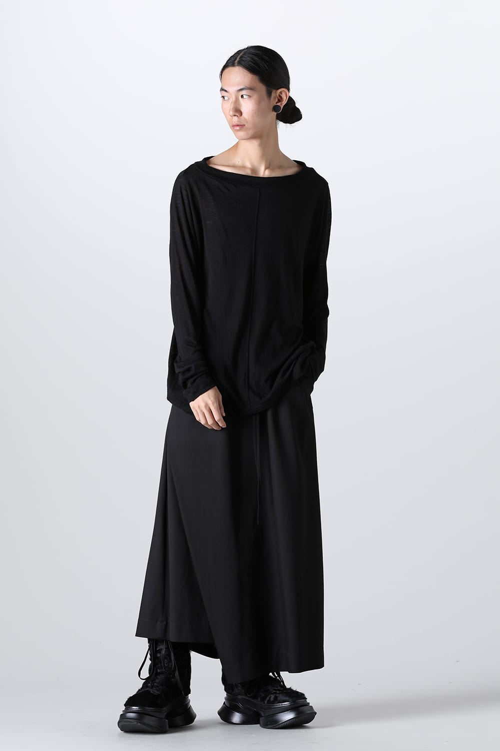 Edge Seamed Off-neck Cutsewn Black