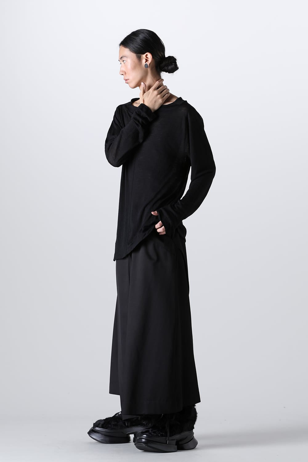 Edge Seamed Off-neck Cutsewn Black