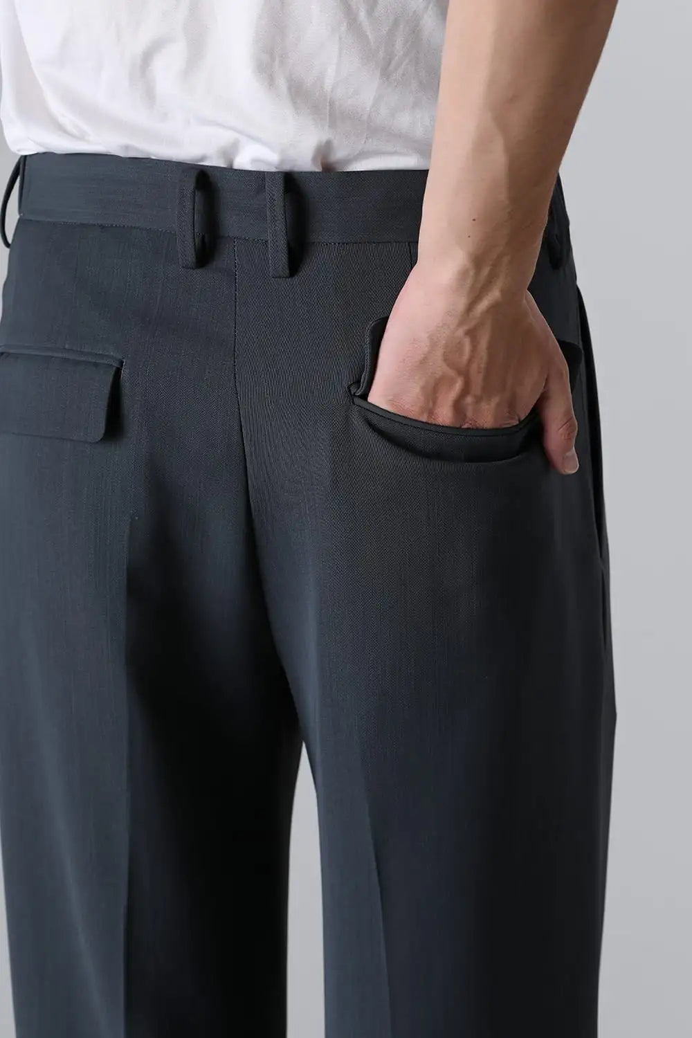 Two Tucks Wide Trousers Charcoal