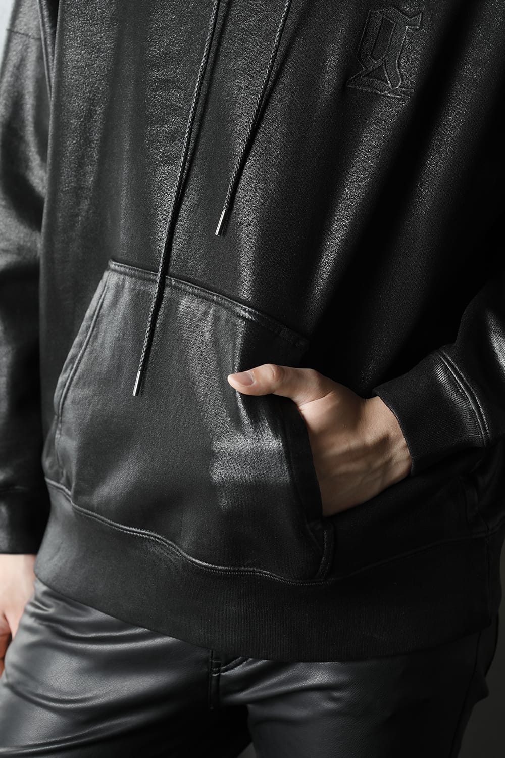 ロゴ刺繍 コーティングフーディー (ブラック)